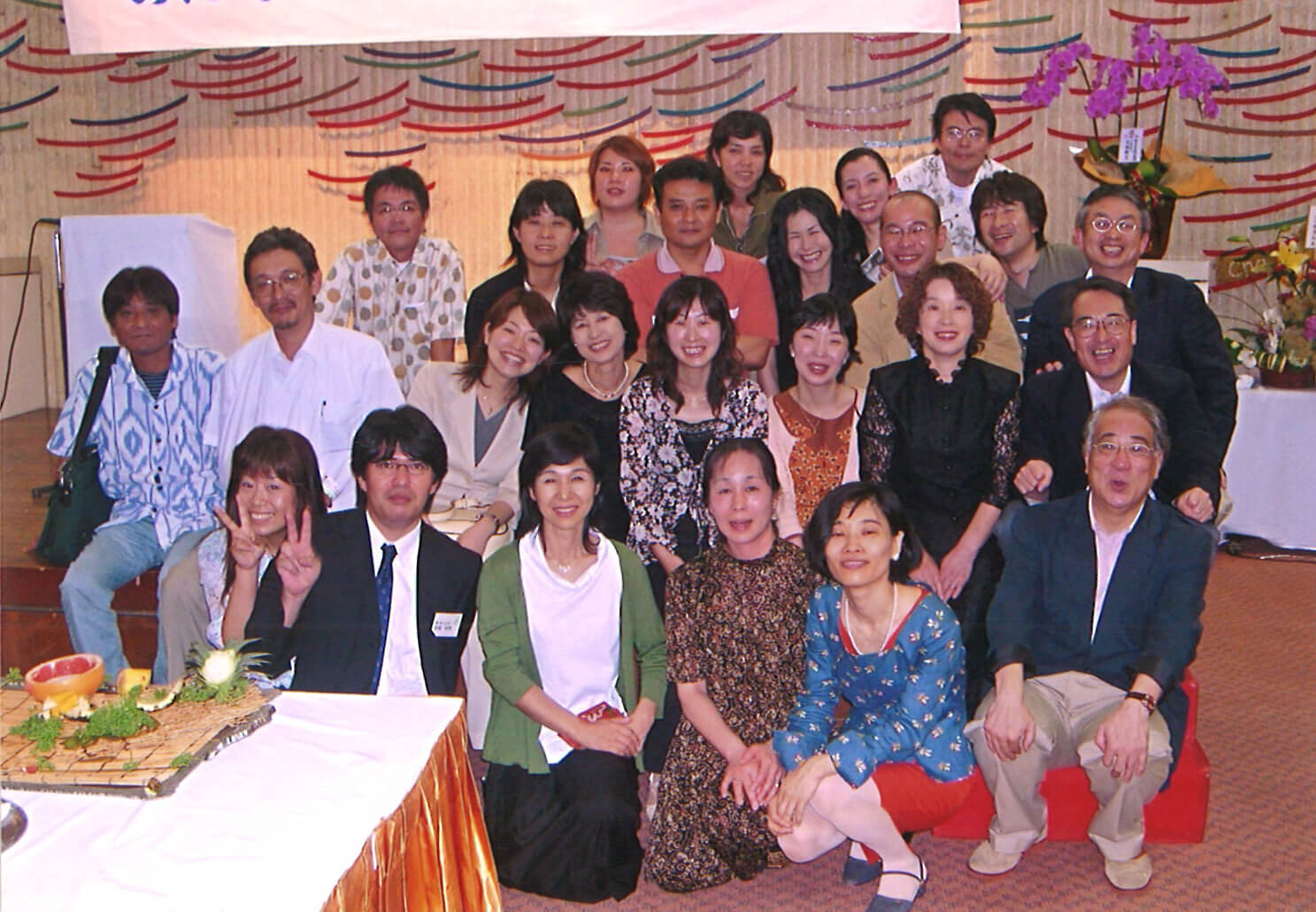 2006年6月、ボーダーインク15周年会場。沖縄の出版社各社、鹿児島の南方新社、北海道から海豹舎、寿郎社、秋田から無明舎、地方・小出版流通センターの川上社長らが参加。