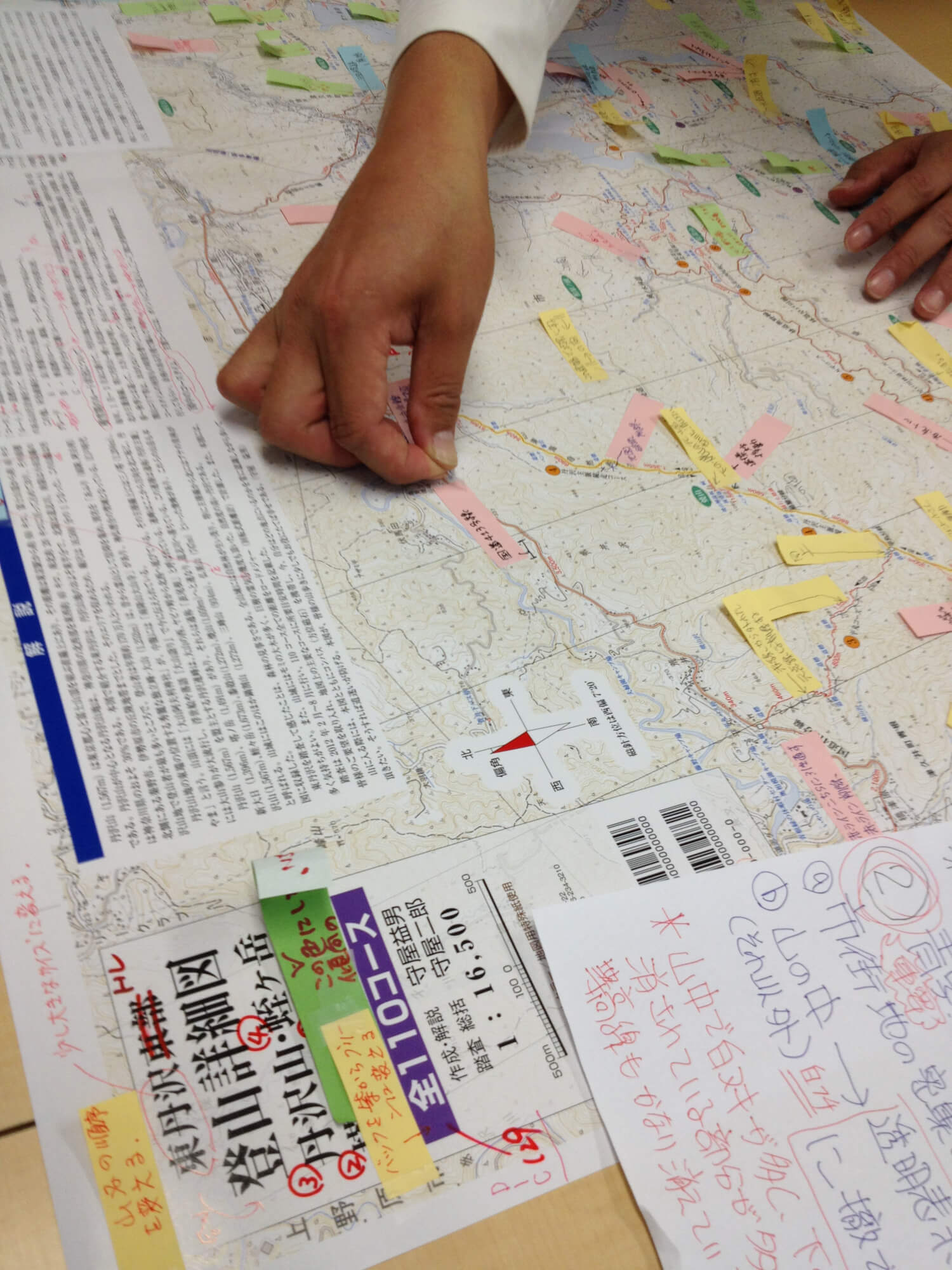 登山詳細図の校正確認作業。国土地理院2万5000分の1地形図を1万6500分の1に拡大し、情報をプロットしてさらに詳細な地図に。(画像は『東丹沢』刊行時のもの)