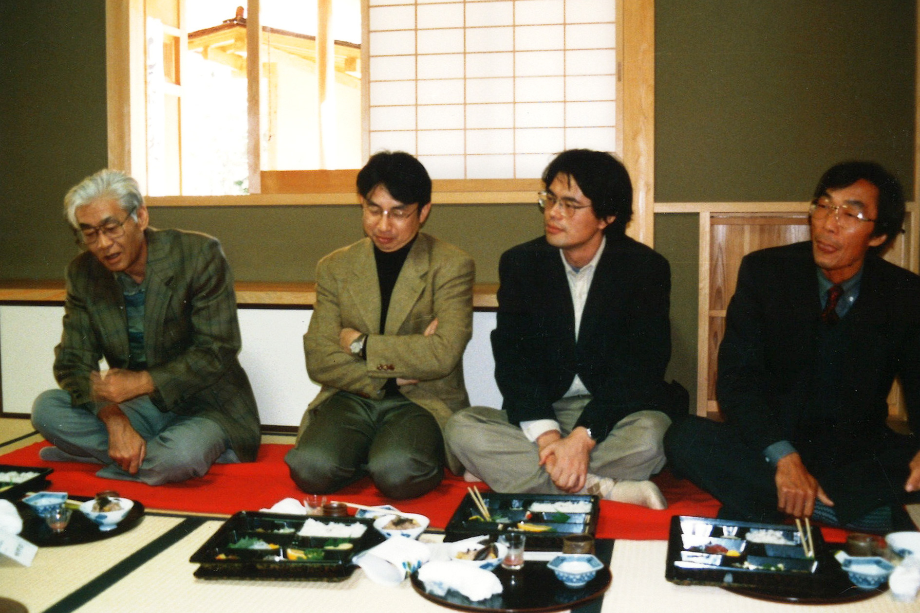 左端は「吉備考古ライブラリィ」シリーズ第4巻『吉備の古墳(下)』(共著)著者・葛原克人さん。右端はシリーズ全巻を印刷してくださった㈱サンコー印刷三村社長(当時)。