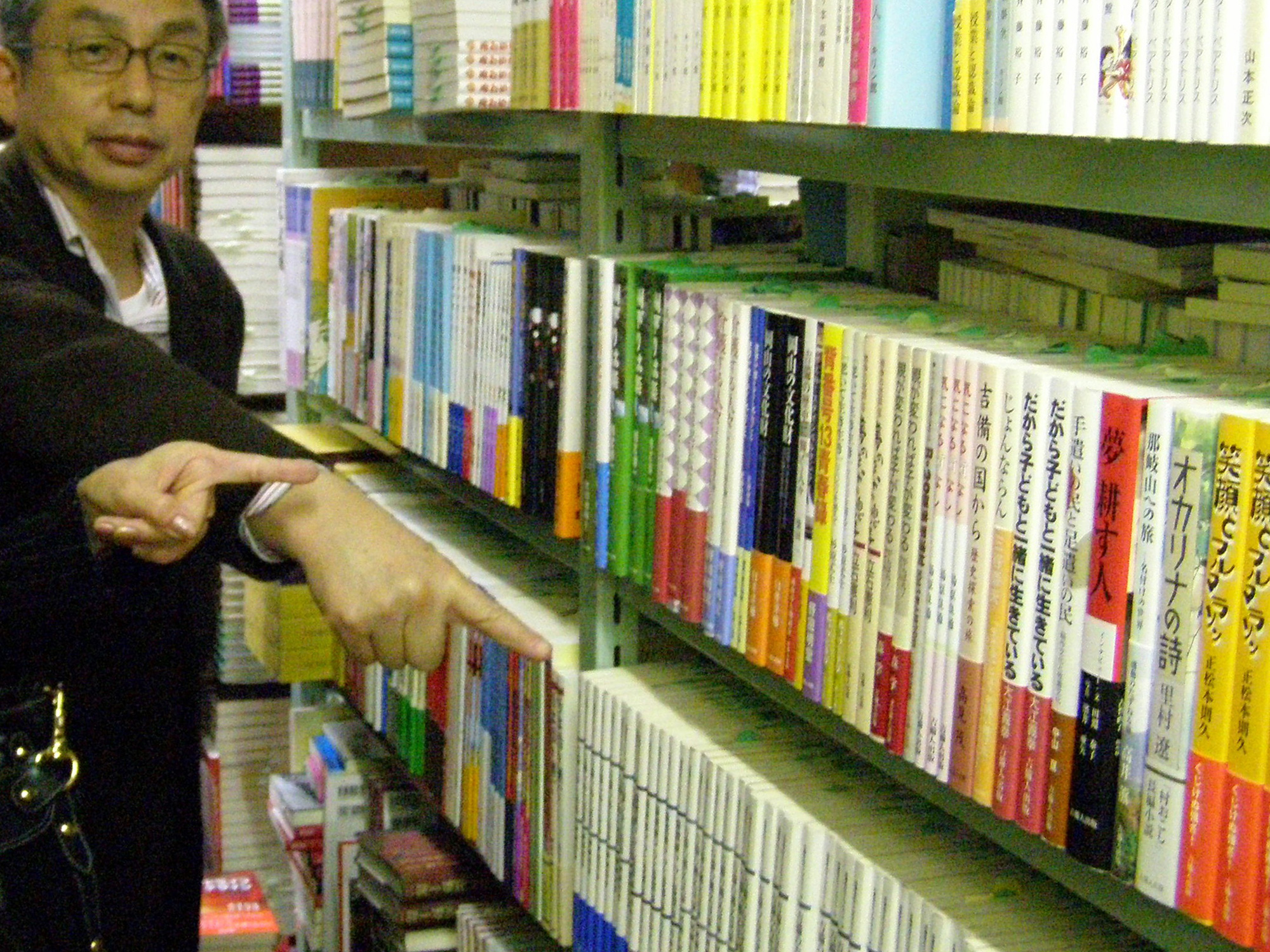 2007年10月27日、社員研修で地方・小出版流通センターを訪問。1000を超える地方出版社、小出版社の本を取り扱うにもかかわらずが本は棚にきちんと揃えられていた。