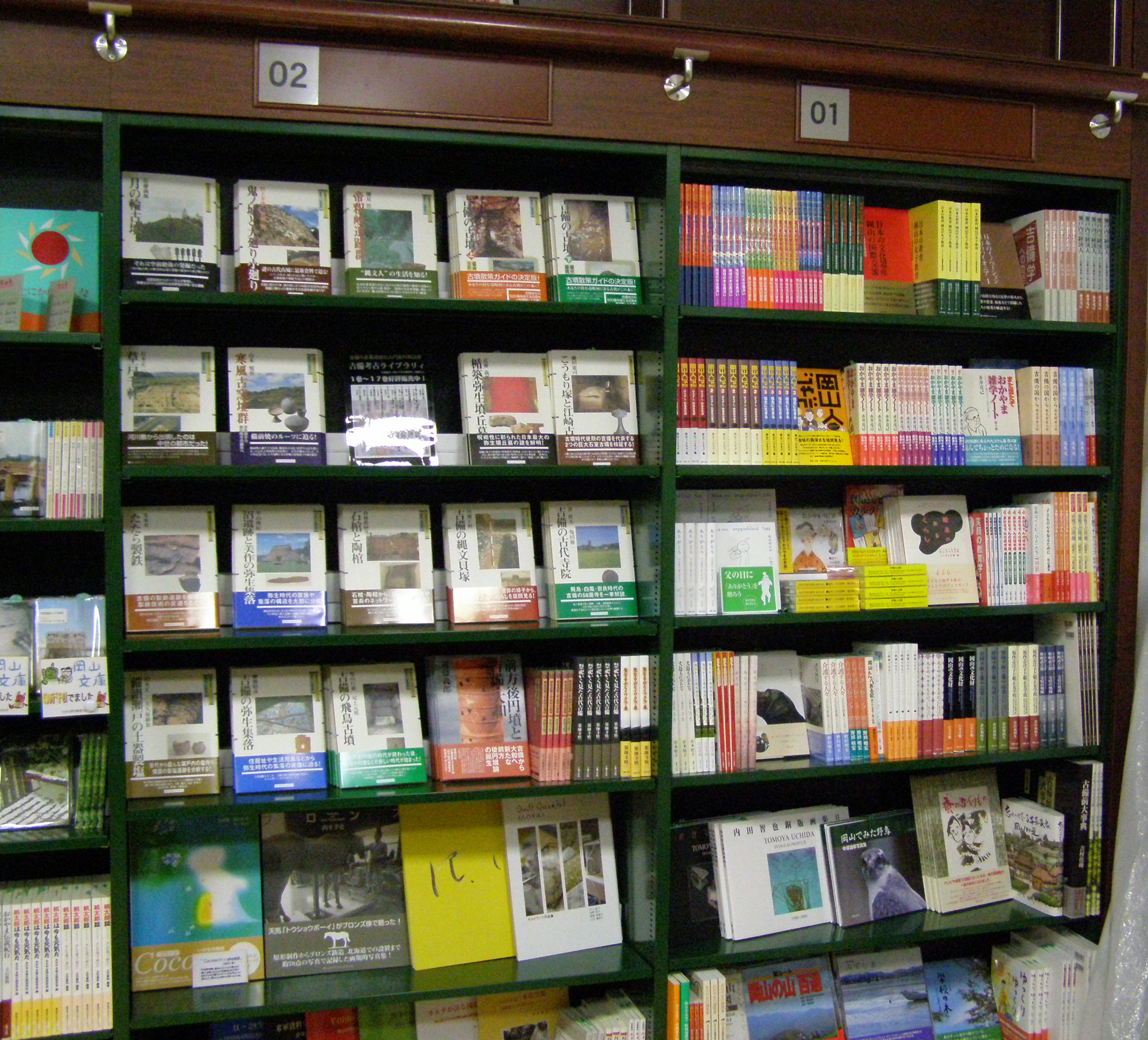 きれいに揃った棚は清々しい。「岡山の本」はオープンを待つばかり。